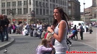 Zayıf Bir Hollandalı Fahişe, Küçük Memeleriyle Blowjob Yapıyor Ve Bir Turist Tarafından Beceriliyor.