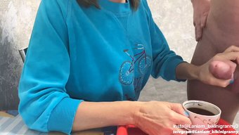 Bir Milf Üvey Anne, Üvey Oğlunun Devasa Boşalmasıyla Sabah Kahvesinin Tadını Çıkarıyor