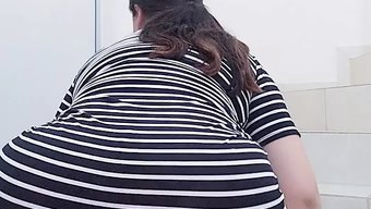 Üniversite Öğrencisi Seksi Kırmızı Külotlarıyla Soyunuyor Ve Tahrik Ediyor