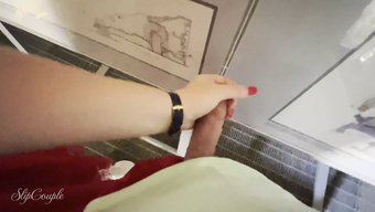 Alman Güzeli Büyük Götü Ve Göğüsleriyle Halka Açıkta Riskli Bir El Işi Yapıyor