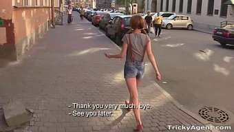 Ajan, Bir Kıza Alışılmadık Bir Şekilde Para Kazanmayı Teklif Etti.