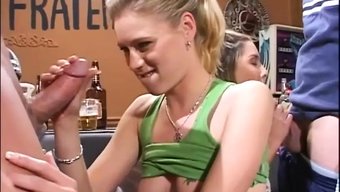 Vintage Yarrağı Ve Orgazm Kolej Deneyimi Sert Porno Filminde