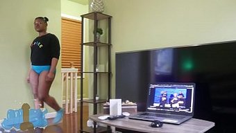 Genç Üvey Kız Kardeş, Köpek Stiliyle Büyük Bir Yarrağı Sürerken Yakalanıyor