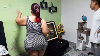 Olgun Güzel Şişman Kadınlar, Genç Bir Çocuğa Ev Yapımı Bir Sakso Çekiyor
