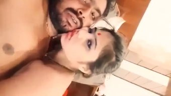 Olgun Hint Karısı Ve 18 Yaşındaki Cowgirl Sevgilisi Sıcak Bir Üçlüde
