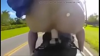 Amatör Motosikletçinin Motosikletle Halka Açık Dildo Oyunu - Çılgın Ve Vahşi