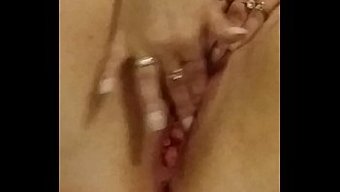 Sıcak Bir Fahişenin Amını Ve Götünü Bir Dildo Ile Siktirmesini Izleyin