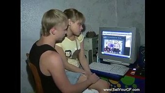 Genç Adam, Aç Kalan Genç Kızı Sert Bir Videoda Beceriyor