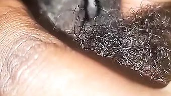 Genç Kız Vibratörle Mastürbasyon Yapıyor Ve Kameraya Boşalıyor