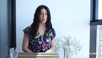 Violet, Esmer Bir Güzellik, Ilk Kez Anal Zevke Dalıyor.