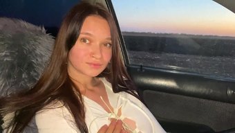 Fahişe Kız Arkadaş, Yurt Arabasında On Dolarlık Bir Fatura Için Blowjob Yapıyor.