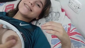 Bir Tıp Uzmanı Kıyafetlerimi Çıkarmama Ve Üvey Kız Kardeşimle Seks Yapmama Yardım Ediyor - Tam Hikaye.