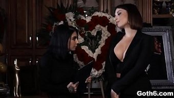 Büyük Göğüslü Güzel Gotik Kadın Ivy Lebelle, Büyük Memelerine Boşalana Kadar Hem Vajinasında Hem De Anüsünde Seks Yapmayı Seviyor.
