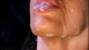 Azgın Bebek, Çoraplı Üç Adam Tarafından Amını Siktiriyor