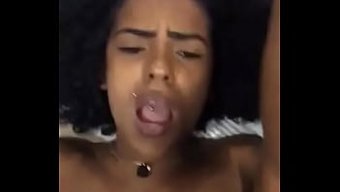 Küçük Brezilyalı Bebek Lezzetli Anal Eylemle Kendini Tatmin Ediyor