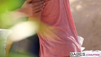 Ince Genç Sasha Heart Ve Iri Göğüslü Bebek Brittany Banxxx Sıcak Bir Videoda