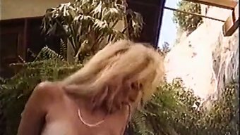 Alman Olgun Ladyboy, Vahşi Bir Videoda Anal Alıyor