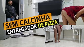Mini Etekli Cristina Almeida, Iç Çamaşırı Giymeden Pizza Siparişi Alıyor.