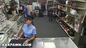 Göğüslü Rehinci Tarafından Baştan Çıkarılan Latin Polis, Oral Ve Penetratif Seks Için
