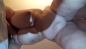 Büyük Göğüslü Olgun Nichole, Penis Üzerinde Sürüş Yapıyor Ve Boşalmalar Alıyor