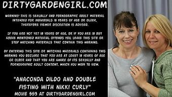 Nikki Curly Iki Dildo Ile Başa Çıkıyor Ve Onları Çift Yumrukluyor