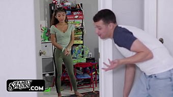 Küçük Göğüslü Genç Kız Kardeş, Videoda Büyük Yarak Için Soyunuyor