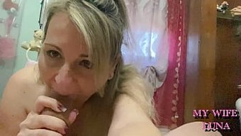 Bu Videoda Sıcak Bir Esmer Bir Sakso Çekiyor Ve Spermi Yutuyor