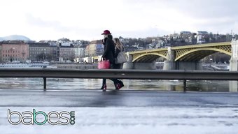Üvey Anne Ve Üvey Kızının Duygusal Öpüşmesi Ve Dokunuşları Videoda