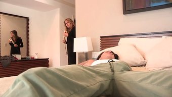 Iki Çarpıcı Lezbiyen Porno Yıldızı, Vespoli Ve Kara, Biraz Am Oyununa Dalıyorlar