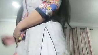 Büyük Popolu Desi Genç, Zarapaki21 Videosunda Eğlenceye Hazır