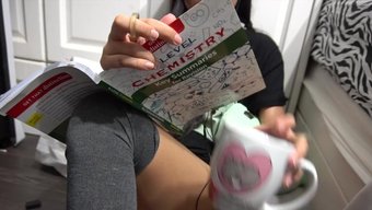 Muhteşem Asyalı Güzellik, Ipeksi Çoraplarını Ve Büyüleyici Bacaklarını Sergiliyor