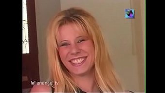 Acemi Bir Performansçı Olan Katy Hamilton, Fresno'Da Yetişkin Eğlencesini Keşfediyor
