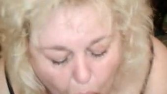 Deneyimli Kadın Açık Bir Videoda Yaramazlık Yapıyor