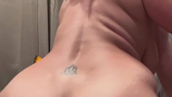 Azgın Karı Ev Yapımı Bir Dildo Ve Oral Seksin Tadını Çıkarıyor