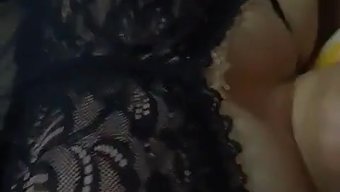 Iç Çamaşırı Giyen Amatör Hintli Bebek Sağılır Ve Dağılır
