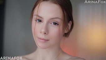 Büyüleyici Kızıl Saçlı Arinafox, Büyüleyici Bir Solo Performans Sergiliyor