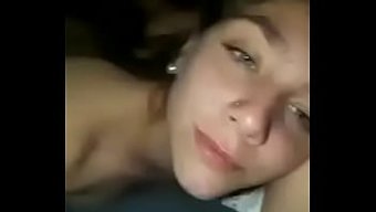 Minik Mona Güzel Ve Bu Videoda Beceriliyor.
