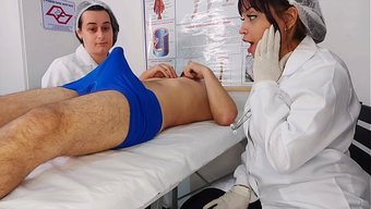 Iki Güzel Hemşire, Bir Hastanın Etkileyici Aletini Görünce Şaşırdı.