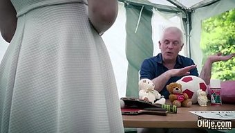 Genç 18+ Yaşlı Bir Adam Tarafından Ağzıyla Beceriliyor