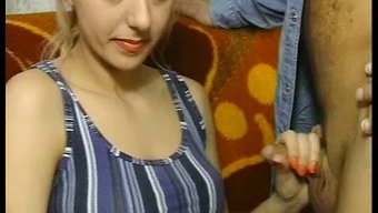 Avrupalı Çift Koltukta Oral Seks Ve Fistingin Tadını Çıkarıyor