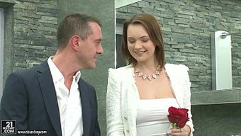 Avrupalı Bebek Emily Thorne, Büyük Göğüsleri Kalın Bir Yarak Tarafından Beceriliyor