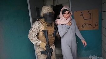 Müslüman Güzellik, Savaş Bölgesindeki Amerikan Askerlerine Büyük Poposunu Gezdiriyor