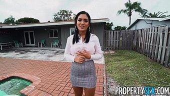 Tıraşlı Bebek, Büyük Popolu Sıcak Bir Videoda Arkadan Ve Cowgirl Eyleminden Zevk Alıyor