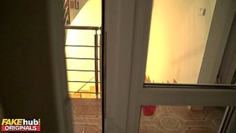 Üniversite Yurdunda Büyük Doğal Göğüsler Ve Derin Boğaz Zevki