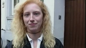 Dövmeli Sarışın, Sıcak Bir Videoda Sakso Çekiyor Ve Sikişiyor