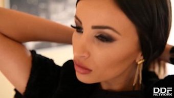 Avrupalı Milf Alyssia Kent, Iki Büyük Yarrağıyla Üçlüden Keyif Alıyor