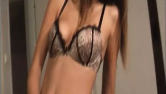Genç (18+) Esmer, Göğüs Işi Ve Lapdance Yapıyor