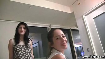 Lezbiyen Grup Seksinde Strapon Dildo Eylemi