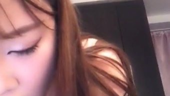 Çinli Bir Kızın Kameranın Önünde Mastürbasyon Yaptığı Ev Yapımı Bir Video.