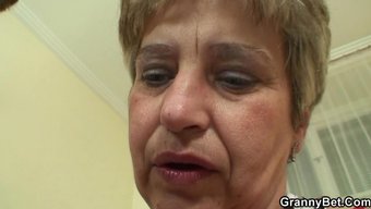 Olgun Büyükanne Kanepe Üzerinde Sikişiyor